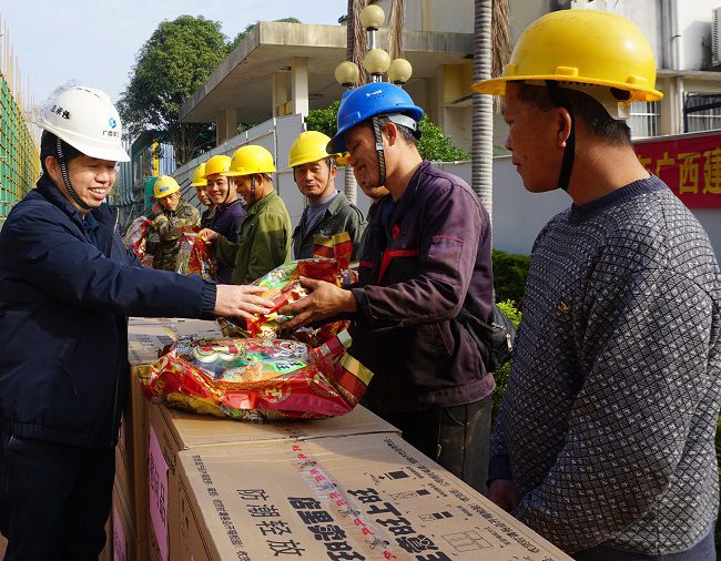 （修圖）為一線工人發(fā)放慰問品。謝微旋 攝_副本.jpg