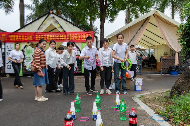 套圈現(xiàn)場。郭奎君 攝.jpg