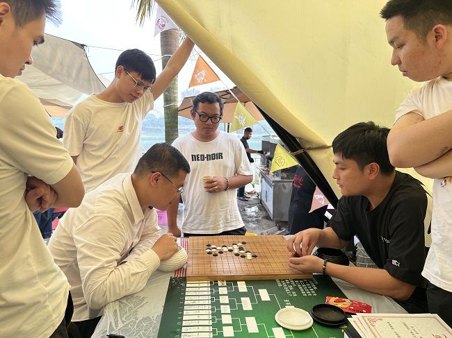 五子棋比賽現(xiàn)場。楊鈺 攝（2）.jpg